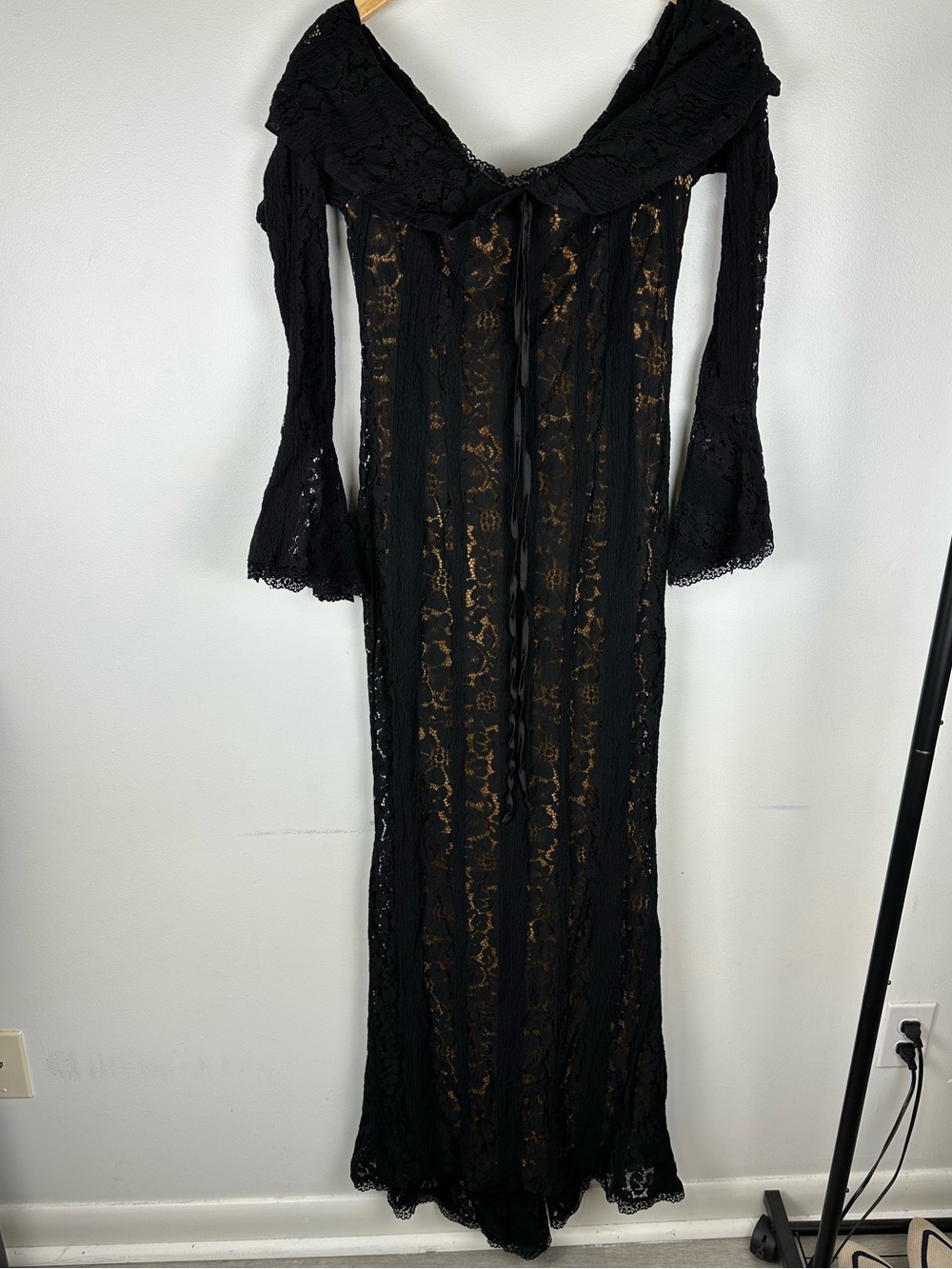 Almond Muse Alessandra Black Lace Maxi Dress Off-Shoulder Witchy Women’s Sz M - Picture 2 of 9
